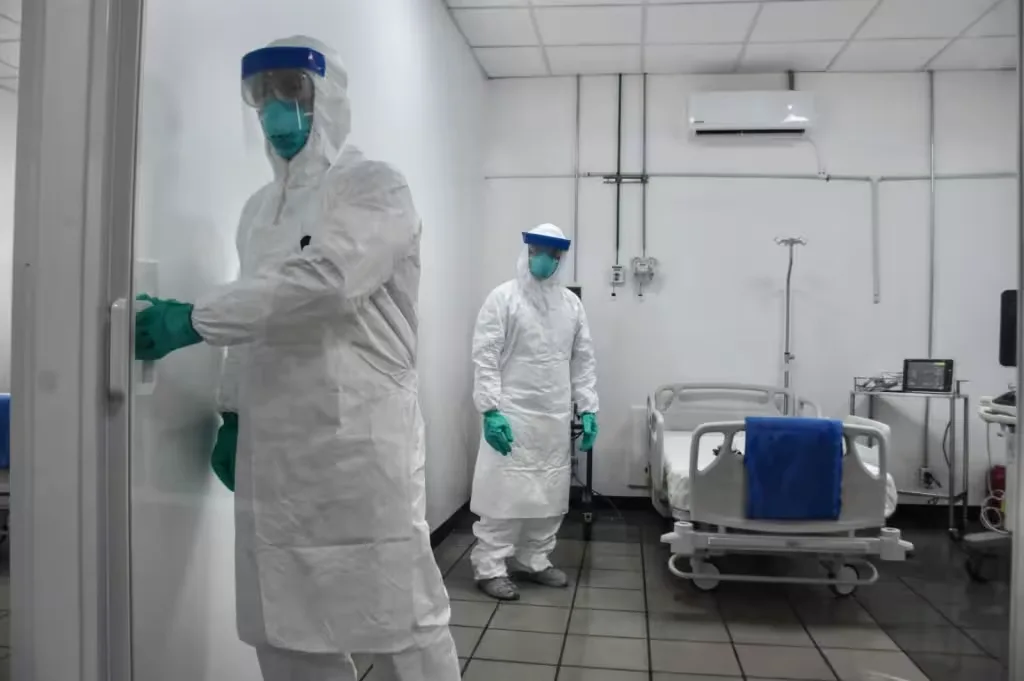 OMS sigue de cerca muerte de trabajadora de laboratorio en Rusia ante sospecha de peste neumónica