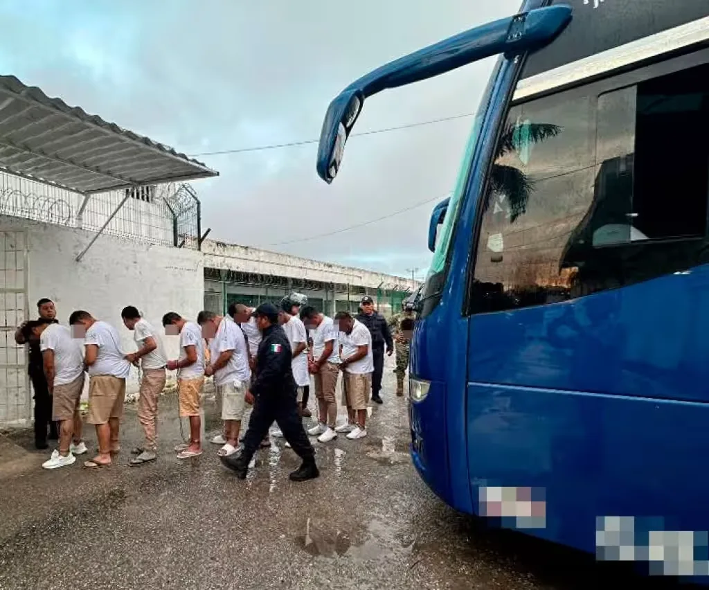 Operativo de madrugada en Quintana Roo: trasladan a 146 reclusos de Cancún a Chetumal
