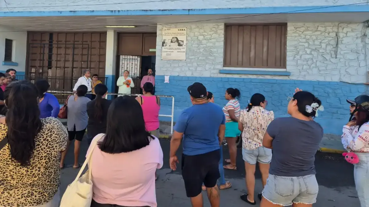 Padres de la primaria Álvaro Obregón en Progreso protestan por dos semanas sin clases presenciales