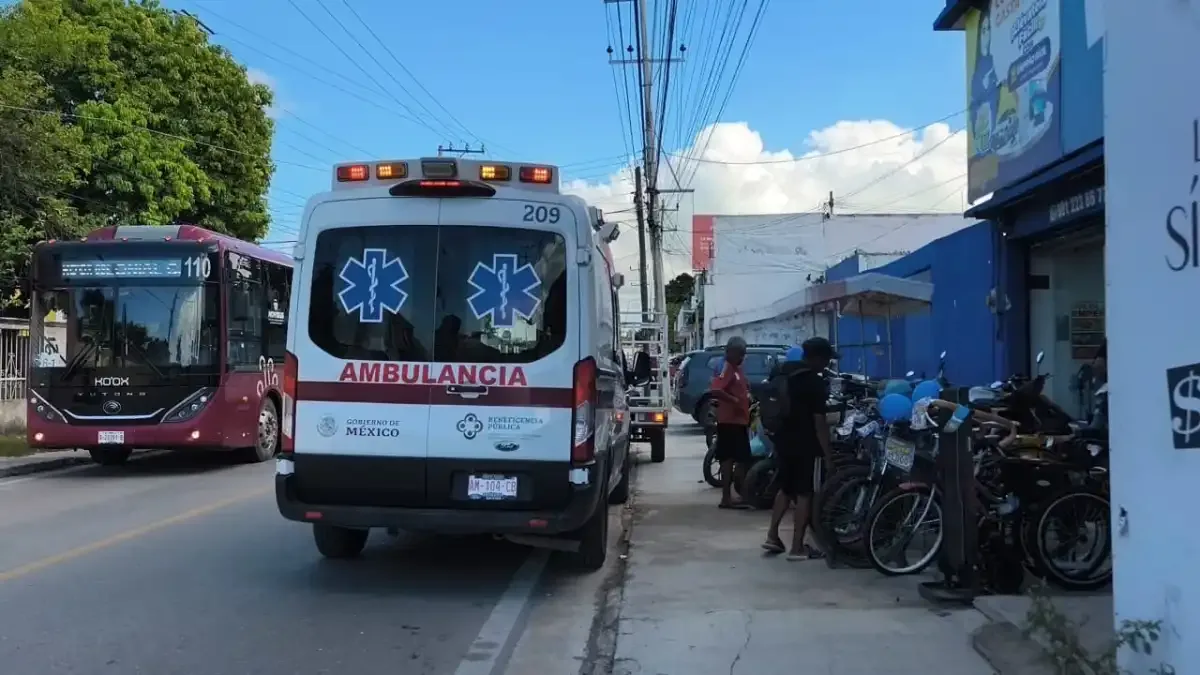 Paramédicos atienden a hombre que convulsionó dentro de una casa de empeño en Campeche