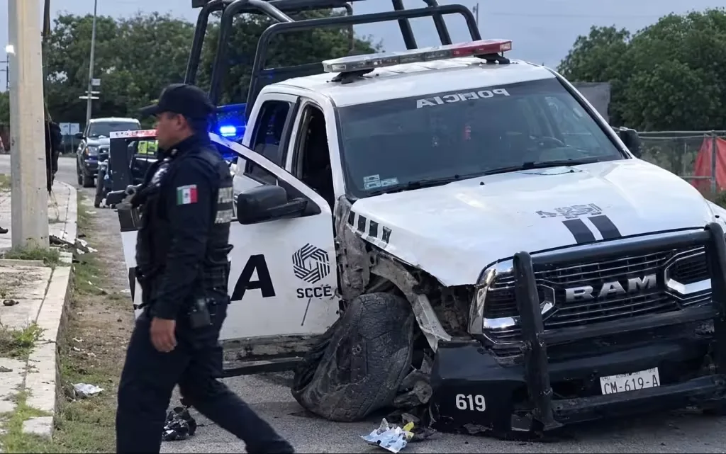 Patrulla se estrella contra poste en Campeche; cansancio del conductor habría provocado el accidente