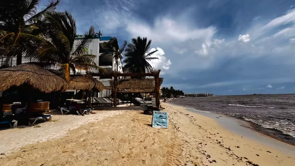 ¿Playas privadas? Denuncian a hotel por obstaculizar el paso de bañistas en Playa del Carmen