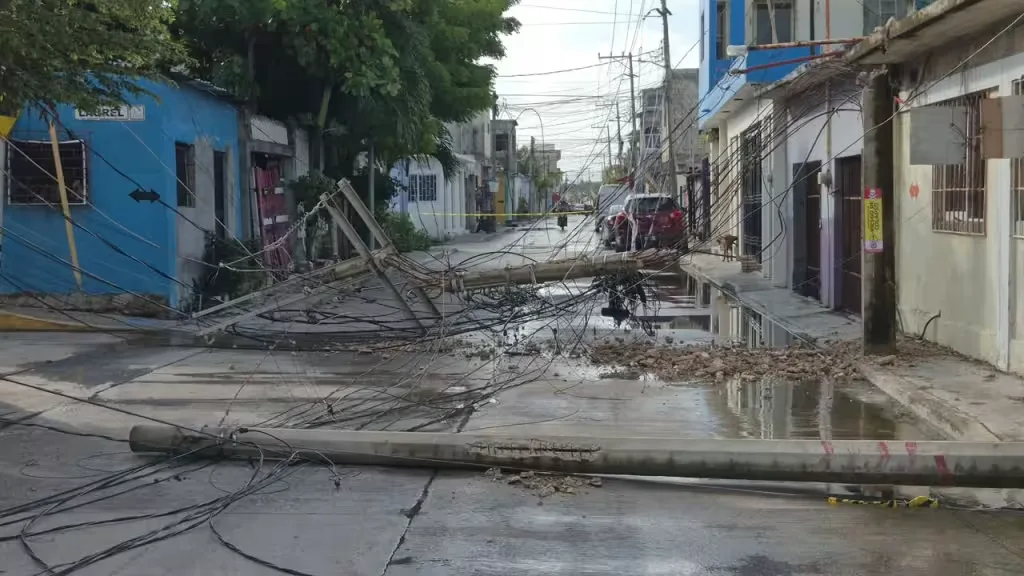 Postes de la CFE se desploman en Ciudad del Carmen y dejan a familias sin electricidad