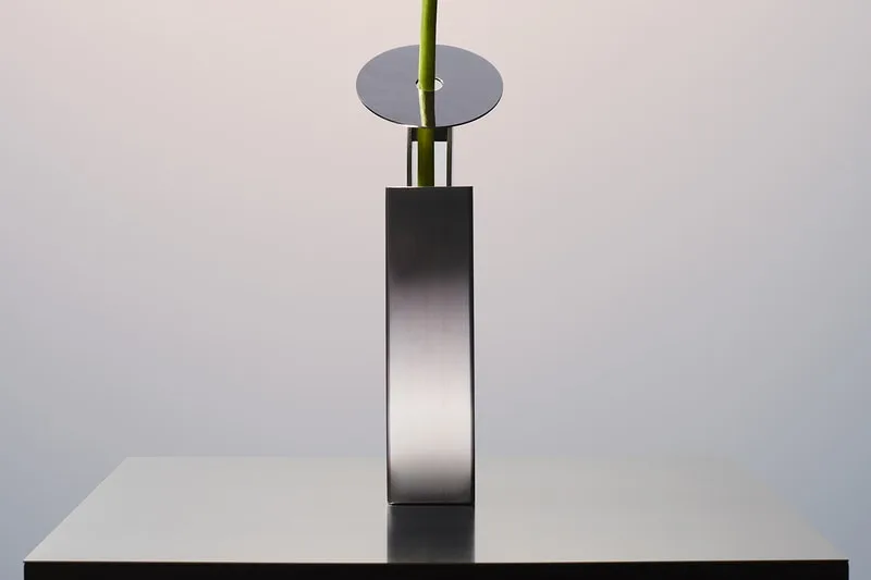 REdDUO presenta STEM VASE, un jarrón de acero para una sola flor
