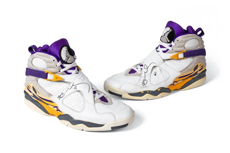 Salen a subasta los tenis firmados por Kobe Bryant que usó contra Boston en 2003
