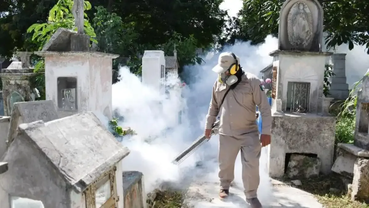 Salud de Yucatán fumiga panteones de Mérida y 20 municipios antes de Día de Fieles Difuntos