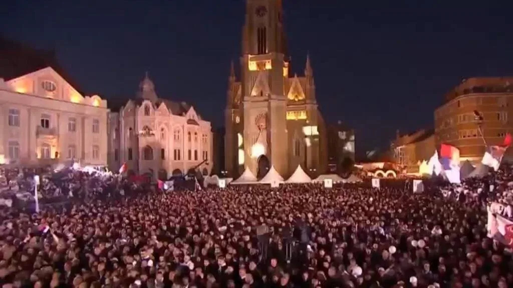 Serbia celebra elecciones parlamentarias marcadas por el desafío estudiantil a Aleksandar Vucic