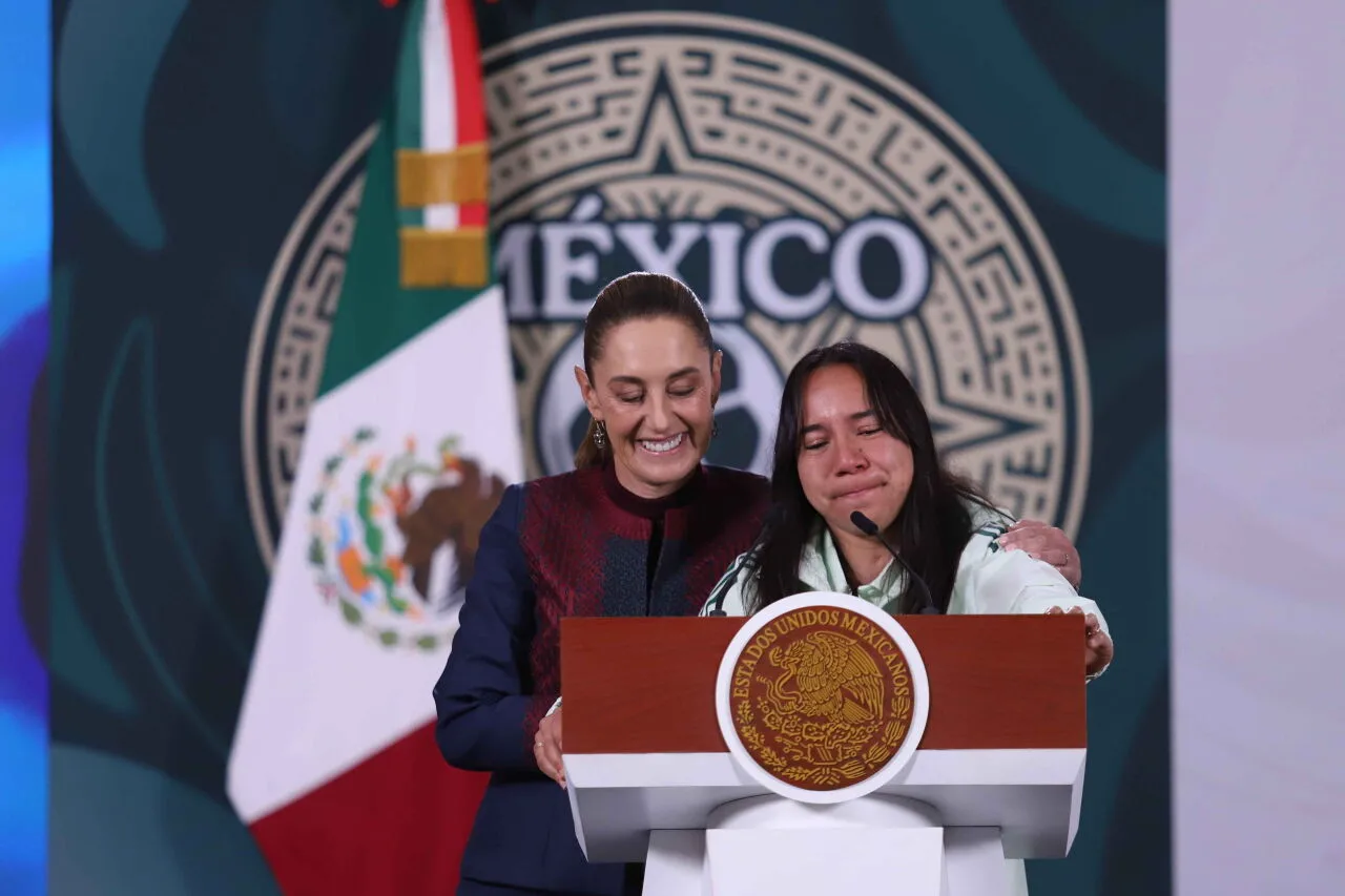Sheinbaum felicita a Charlyn Corral por ganar el Trofeo Gerd Müller en el Balón de Oro