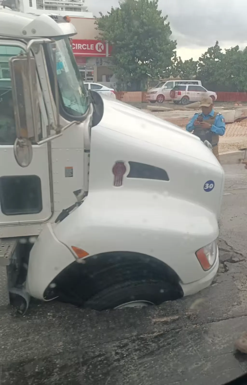 Socavón “se traga” las llantas de un camión de carga en la Zona Hotelera de Cancún