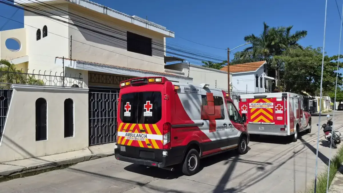 Trabajador cae de una escalera y resulta lesionado en el fraccionamiento Miami de Ciudad del Carmen