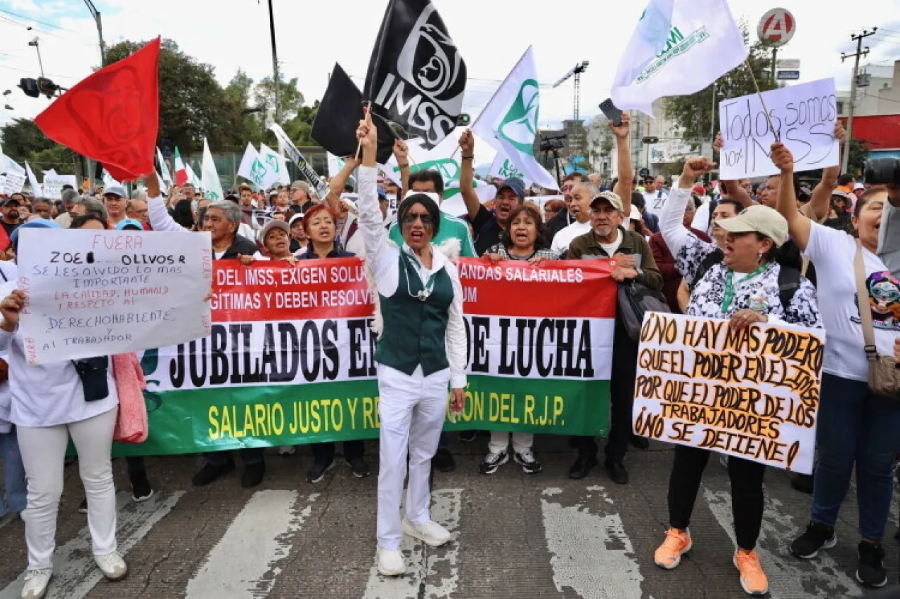 Trabajadores del IMSS alistan tercera marcha nacional para exigir destitución de líder sindical