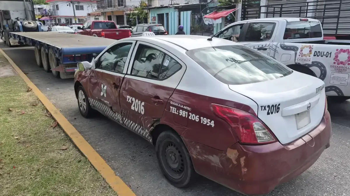Tractocamión arrastra un taxi varios metros en la colonia Benito Juárez de Ciudad del Carmen