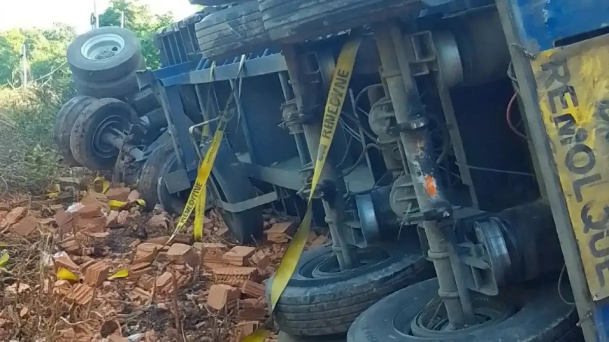 Tráiler vuelca en curva entre Cafetal y Pedro A. Santos; conductor reaparece ileso tras breve búsqueda