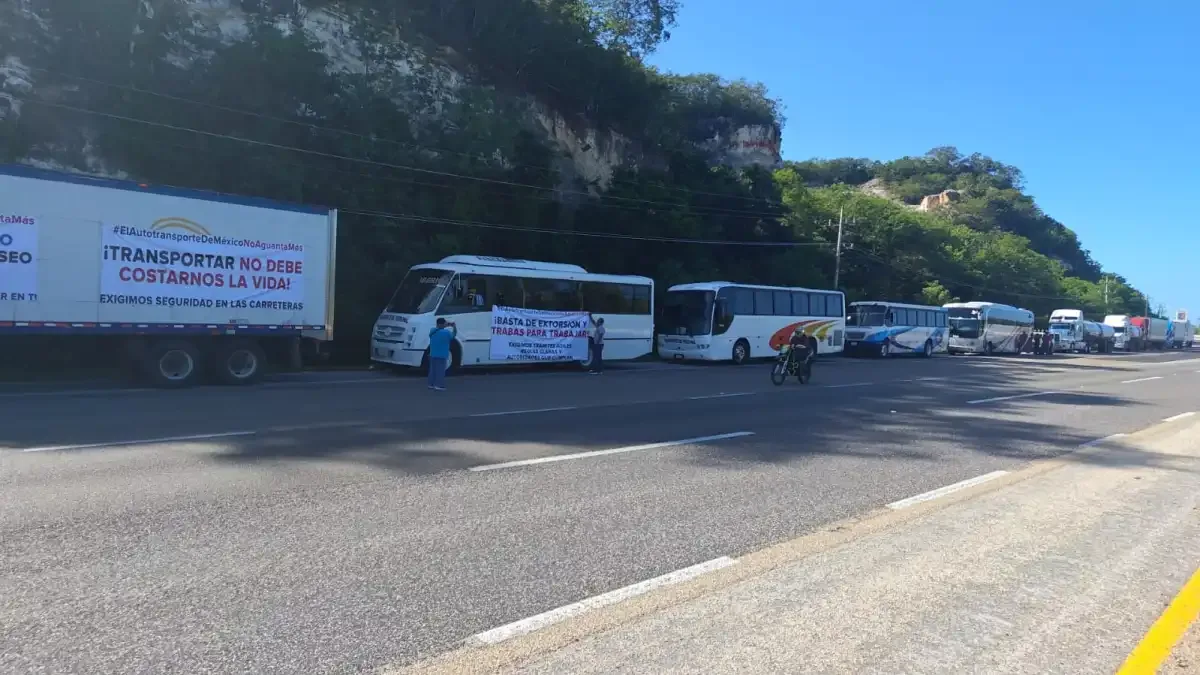 Transportistas bloquean el Periférico de Campeche en protesta por ajuste fiscal 2027