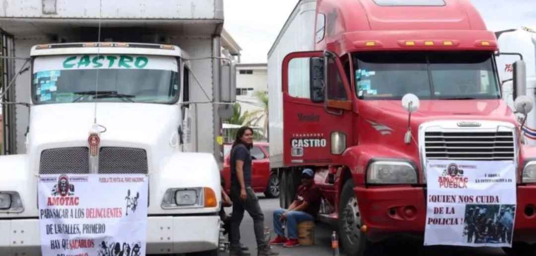 Transportistas bloquean por una hora la salida de Chetumal en protesta nacional por inseguridad en carreteras