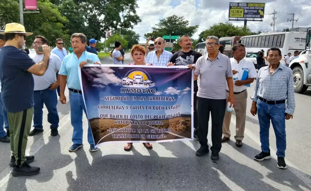 Transportistas de Yucatán amenazan con mantener bloqueos y plantones por tiempo indefinido