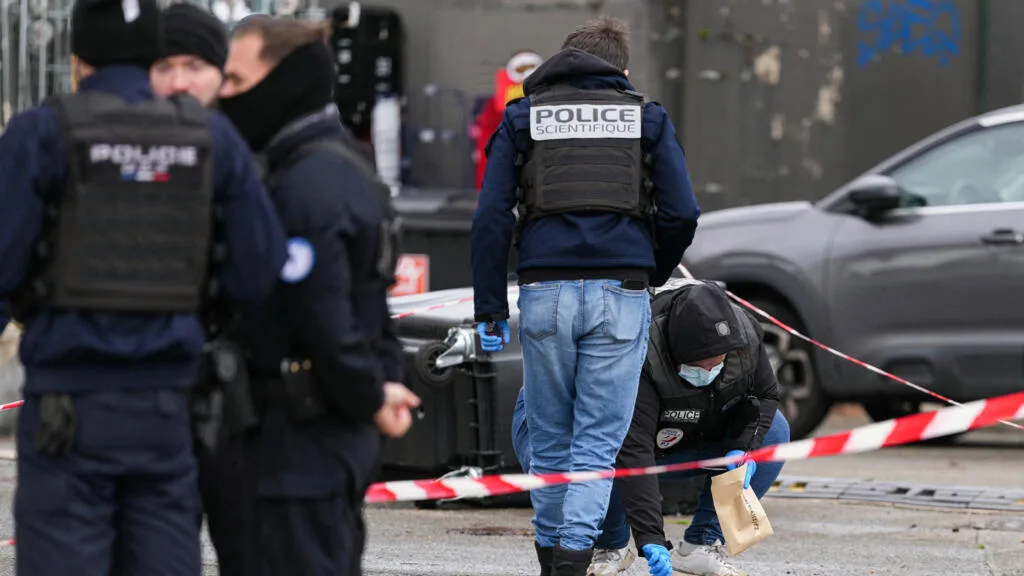 Trasladan a psiquiátrico al sospechoso del tiroteo racista en París