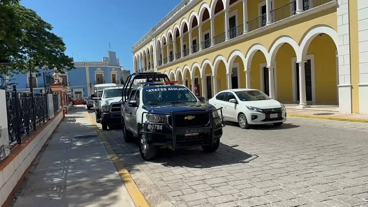 Tres jóvenes sufren intento de extorsión telefónica en el parque principal de Campeche