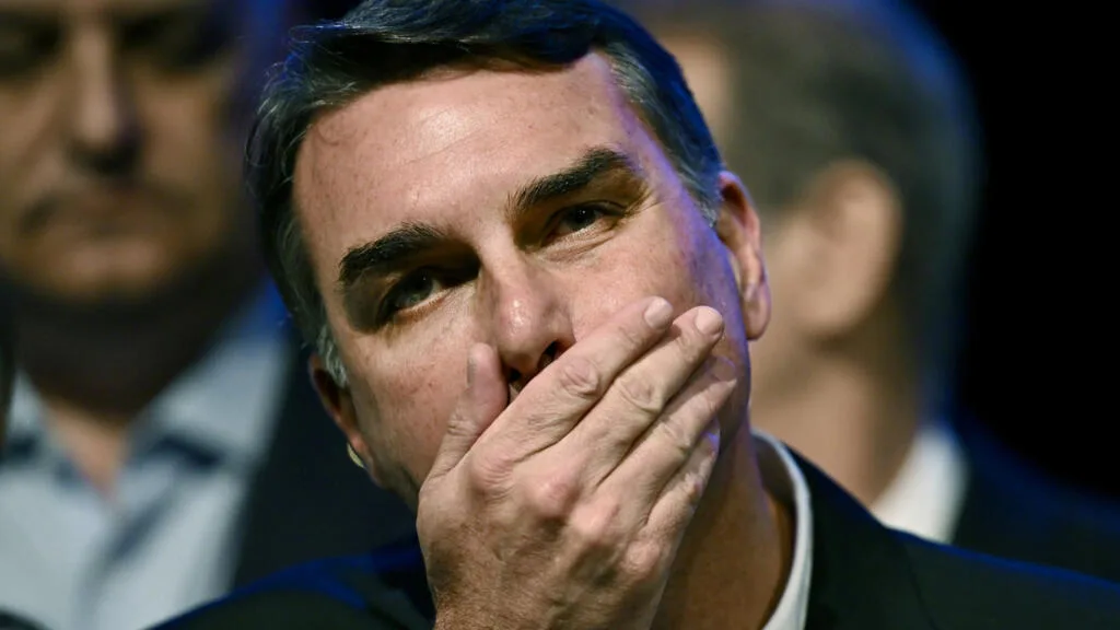 Tribunal Electoral y aliados de Jair Bolsonaro rechazan la autoproclamación de Flávio Bolsonaro