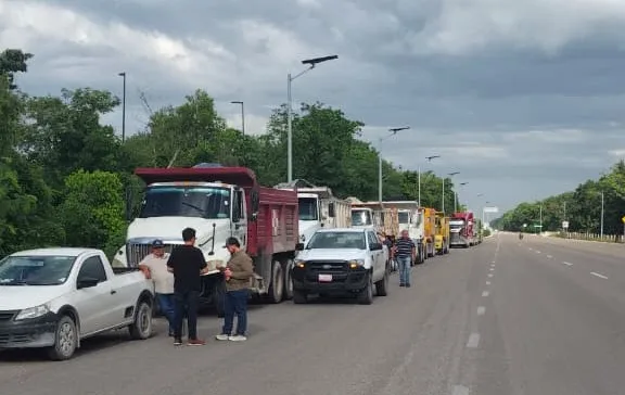 Volqueteros bloquean el libramiento a Playa del Carmen por tarifas del Tren Maya