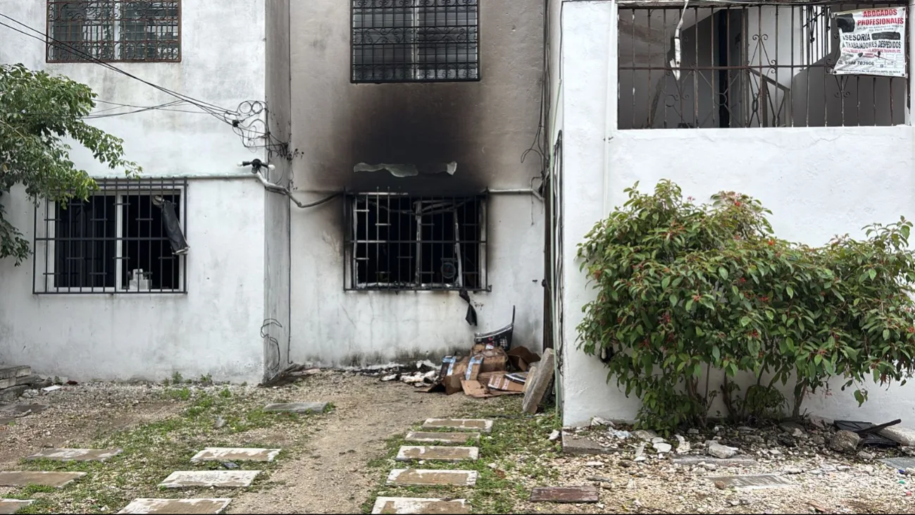 Voraz incendio consume vivienda en Cancún; familia logra ponerse a salvo