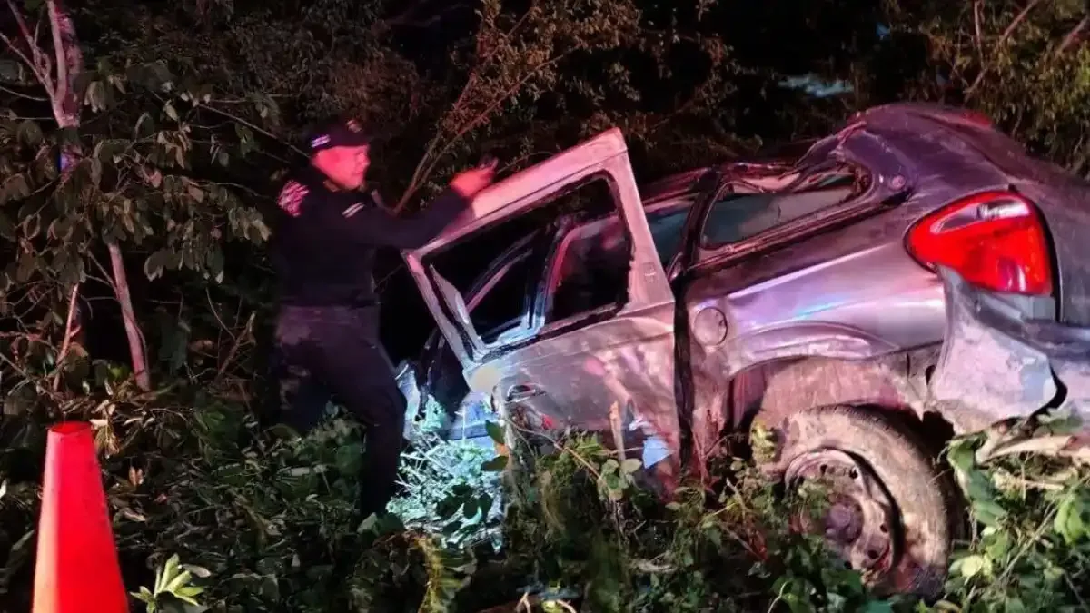 Vuelca camioneta con siete albañiles en la curva de Sinkehuel, en Halachó
