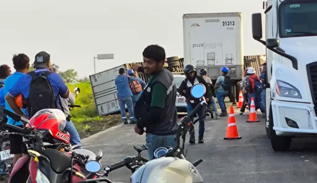 Vuelca tráiler y provoca fuerte caos vial en la carretera Champotón-Campeche