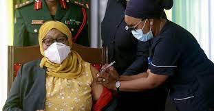 Tras la muerte del presidente que negaba la pandemia, Tanzania comenzó su campaña de vacunación: su sucesora recibió la primera dosis