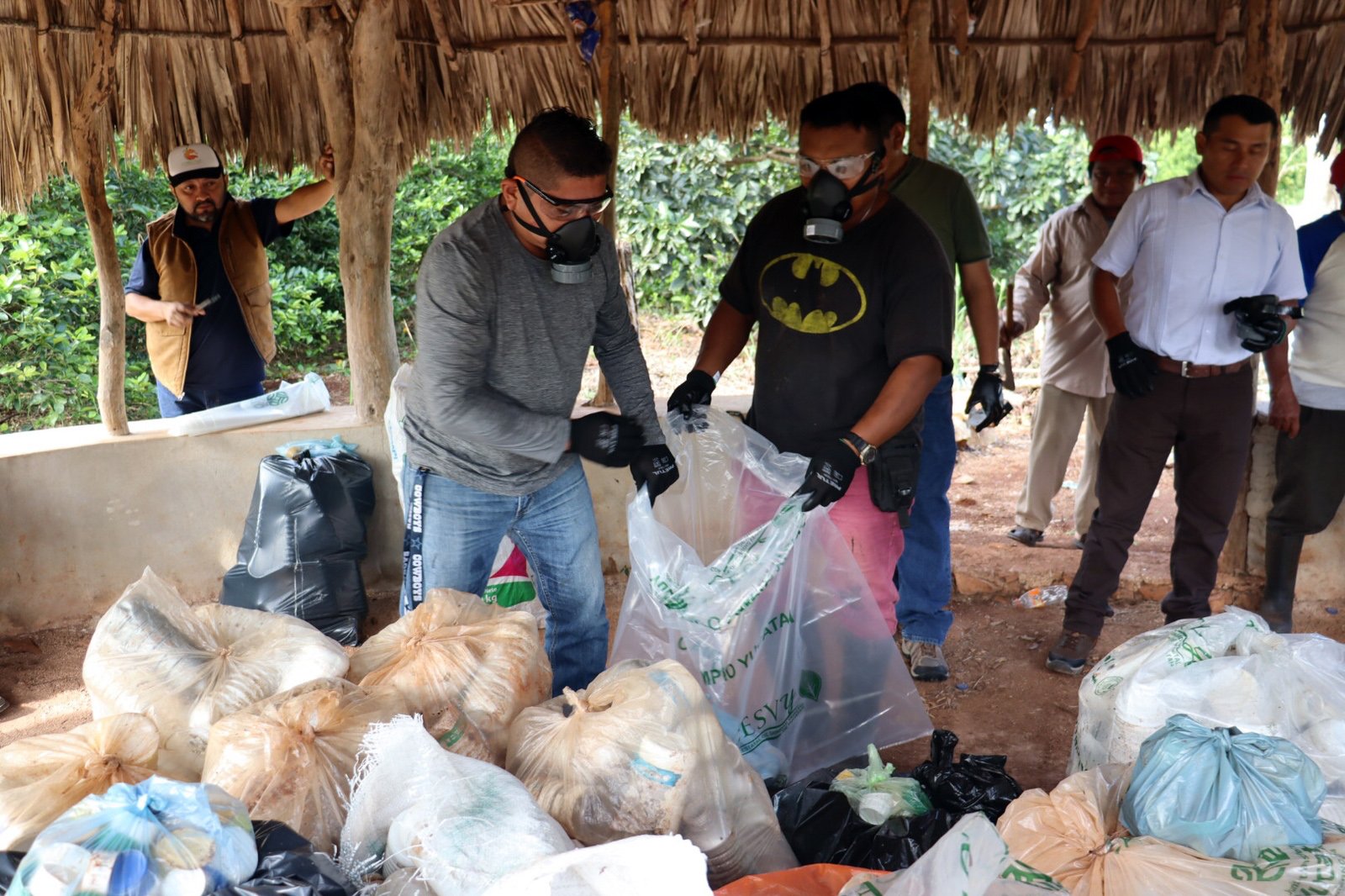 Recolectan envases tóxicos en Oxkutzcab