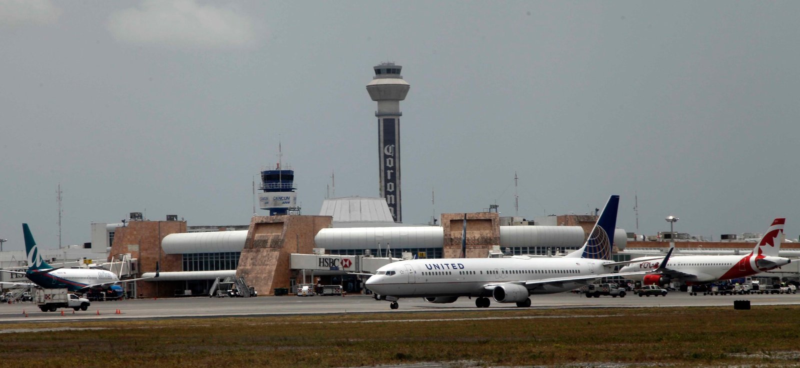 Mantiene aeropuerto internacional de Cancún liderazgo en recepción de turistas extranjeros en México: el gobernador