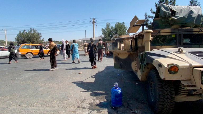 Varios cohetes fueron disparados contra el aeropuerto de Kabul dos días antes de que EEUU culmine su retirada de Afganistán.