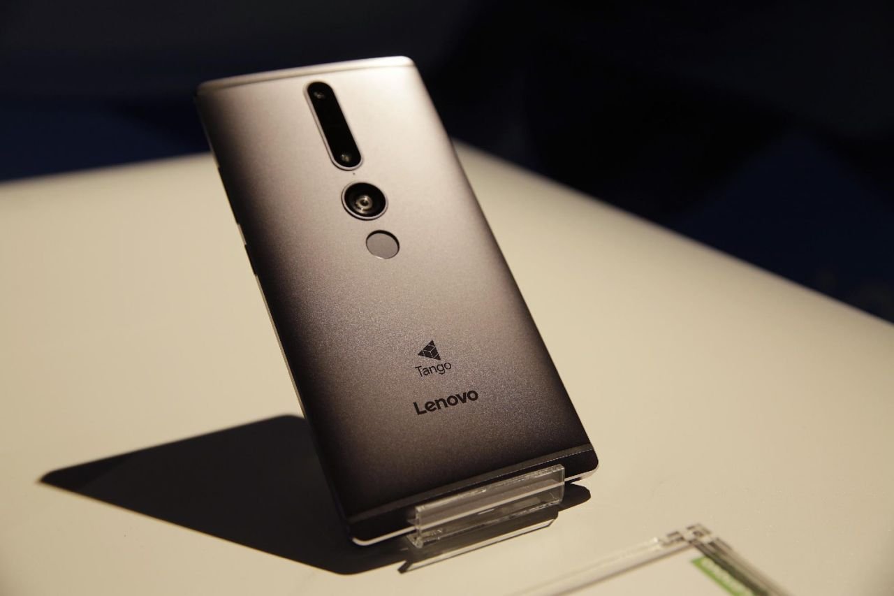 Lenovo saca celular que capta entorno con tecnología Google