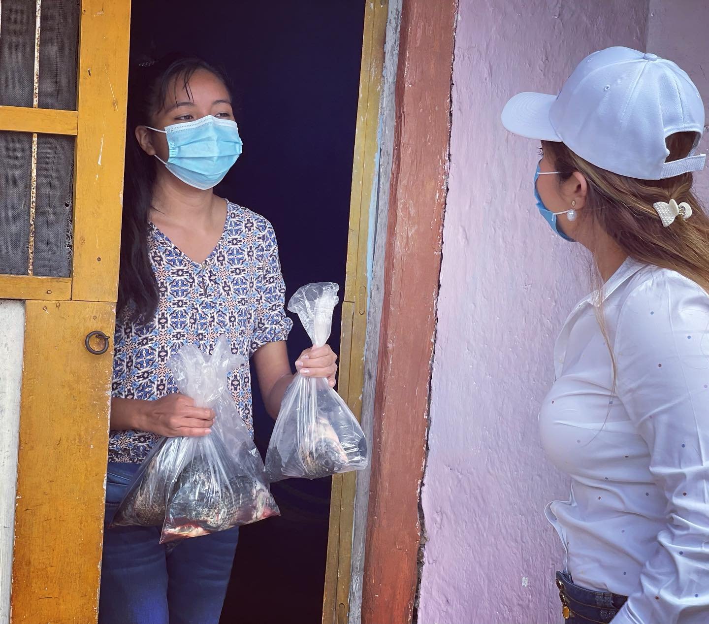 La diputada Pili Santos entrega pescado fresco a las familias de Kantirix, en Tepakán