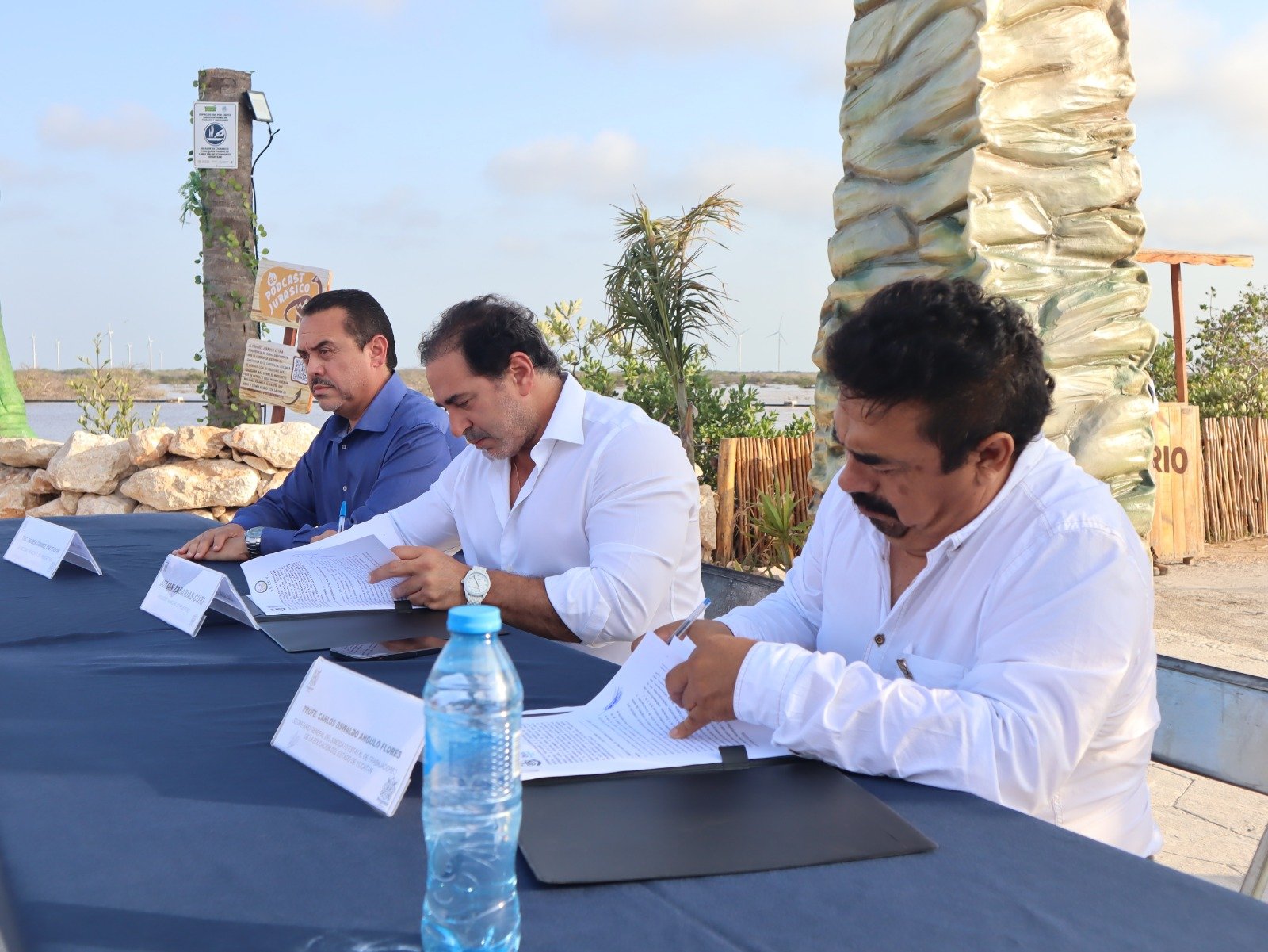 Julián Zacarías firma convenio de colaboración con la SETEY para fortalecer la difusión educativa de Sendero Jurásico