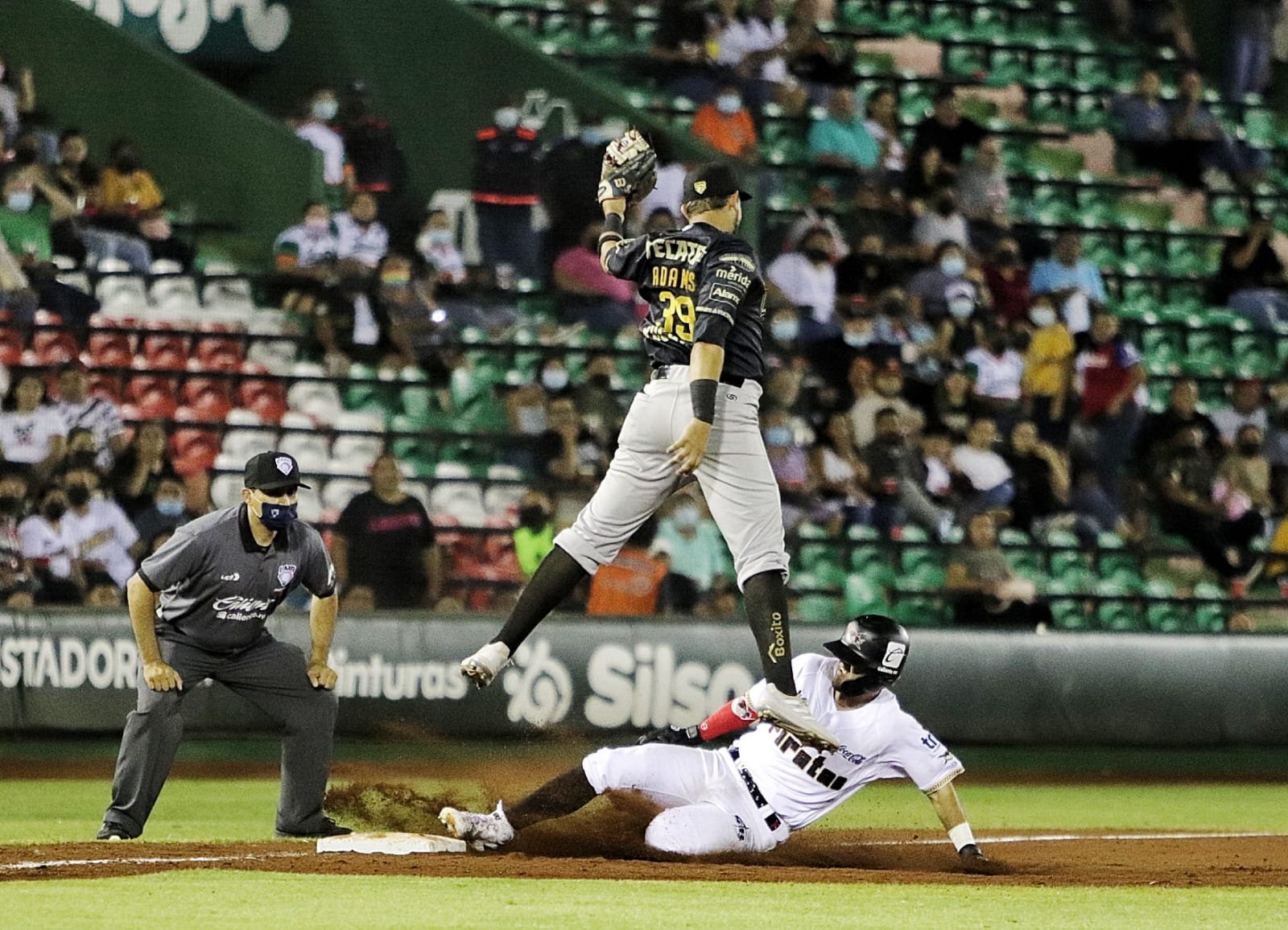 Piratas toma ventaja en el clásico peninsular