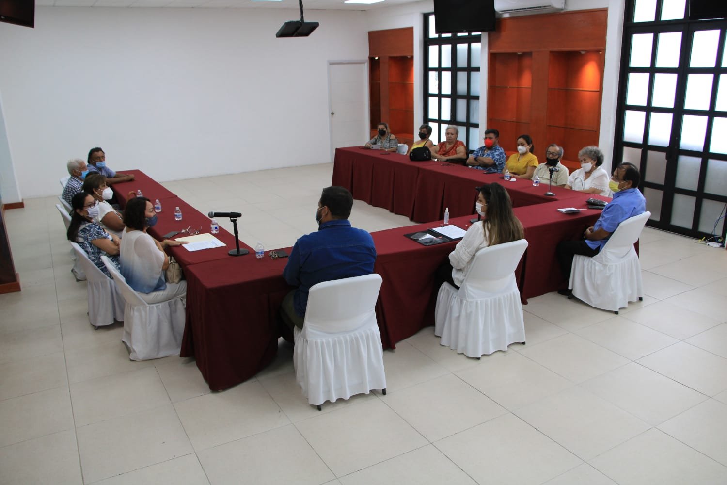 Reunión autoridades con Pioneros de Cancún A. C.