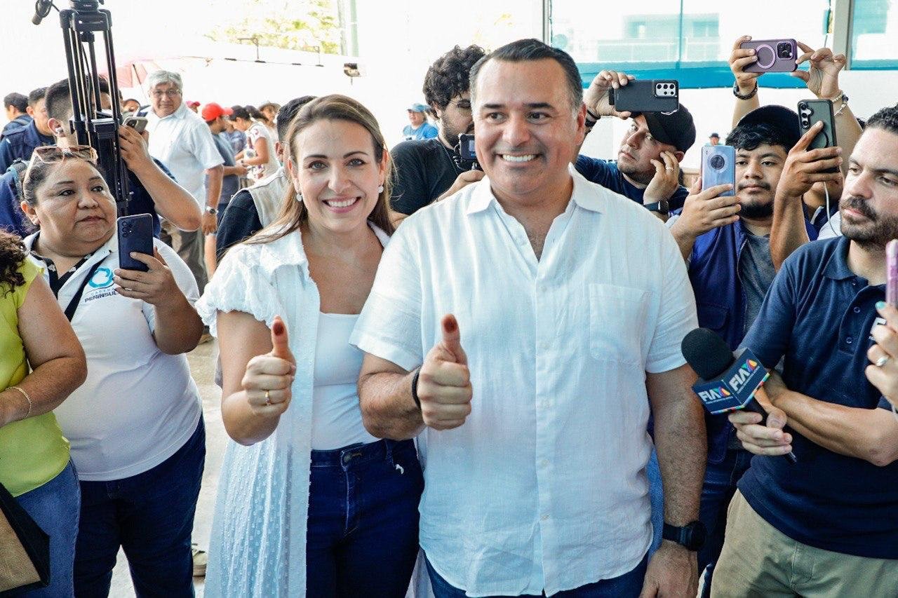 Renán Barrera emite su voto acompañado de su familia