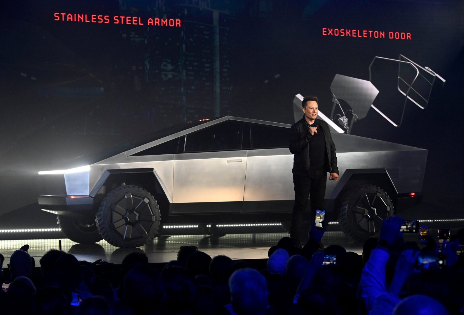 Elon Musk sorprende nuevamente a sus seguidores con una impresionante demostración de la Cybertruck