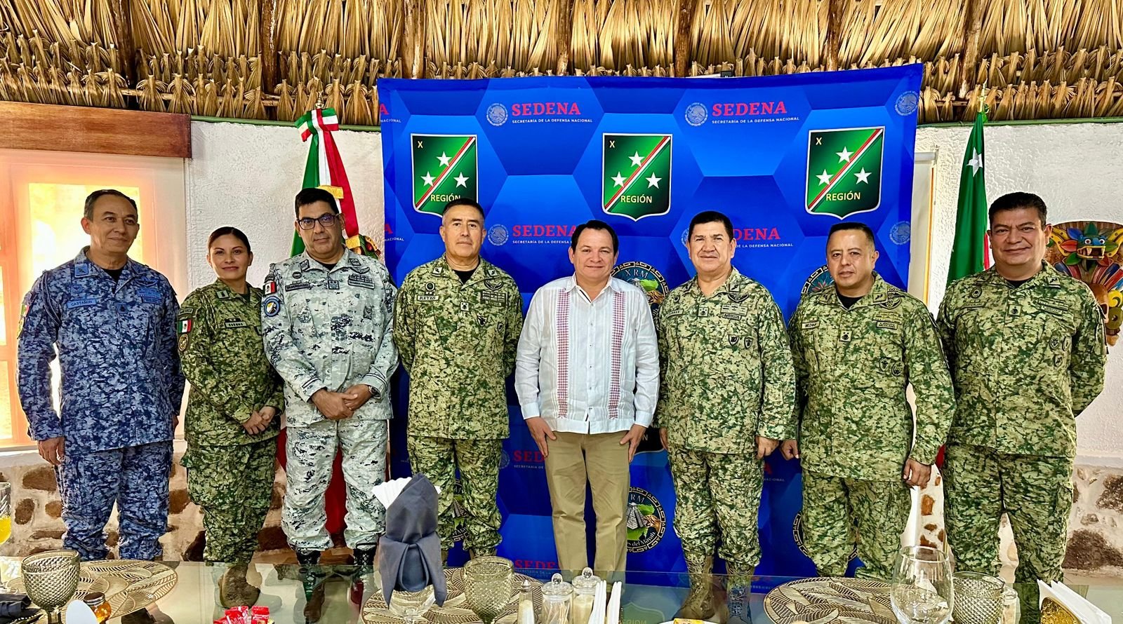 Gobernador electo de Yucatán, Joaquín Díaz Mena, se reúne con mandos militares