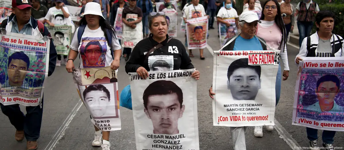 Familias de Ayotzinapa acusan a AMLO de encubrir la verdad: El desencanto tras una década de lucha