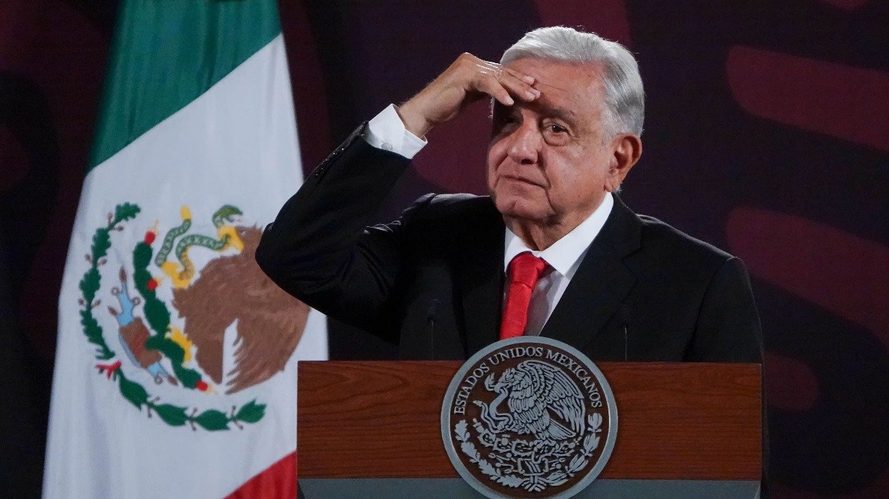 AMLO critica a Pedro Sánchez por insinuar manipulación de Sheinbaum en la exclusión del Rey Felipe VI