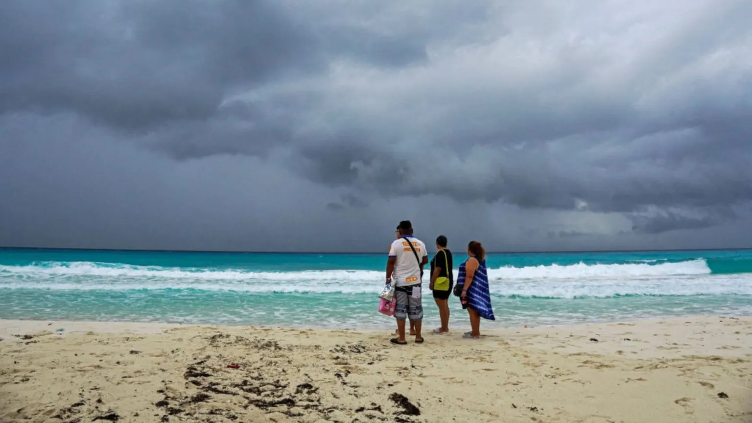 Huracán Helene y tormenta John desatan alertas en México y EE. UU.