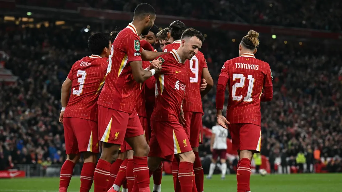 Liverpool elimina al West Ham de la Carabao Cup: Edson Álvarez es expulsado tras una entrada a Salah