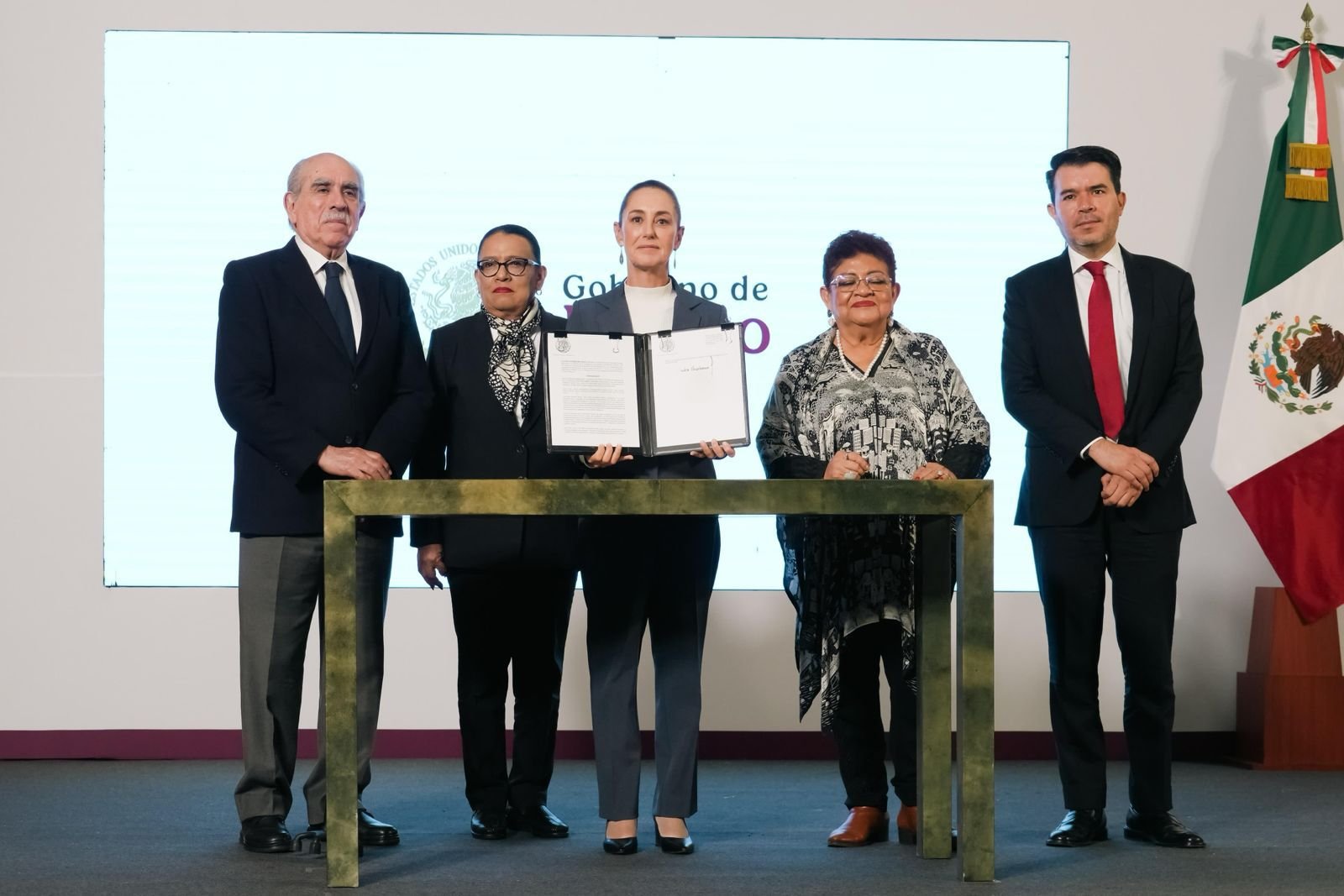Claudia Sheinbaum firma acuerdo histórico que reconoce la matanza del 2 de octubre como crimen de lesa humanidad