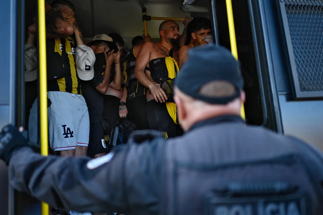 Más de 200 hinchas de Peñarol detenidos tras violentos disturbios en Río de Janeiro