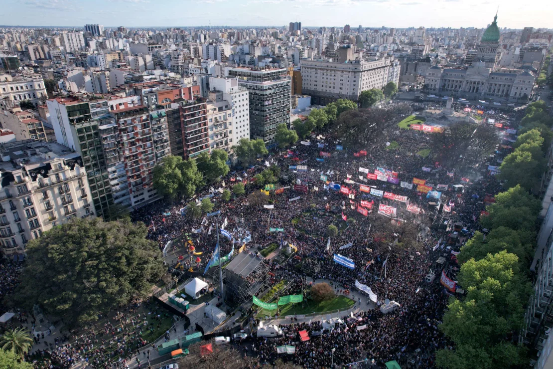 Milei bloquea ley de apoyo universitario y aviva tensiones sociales en Argentina