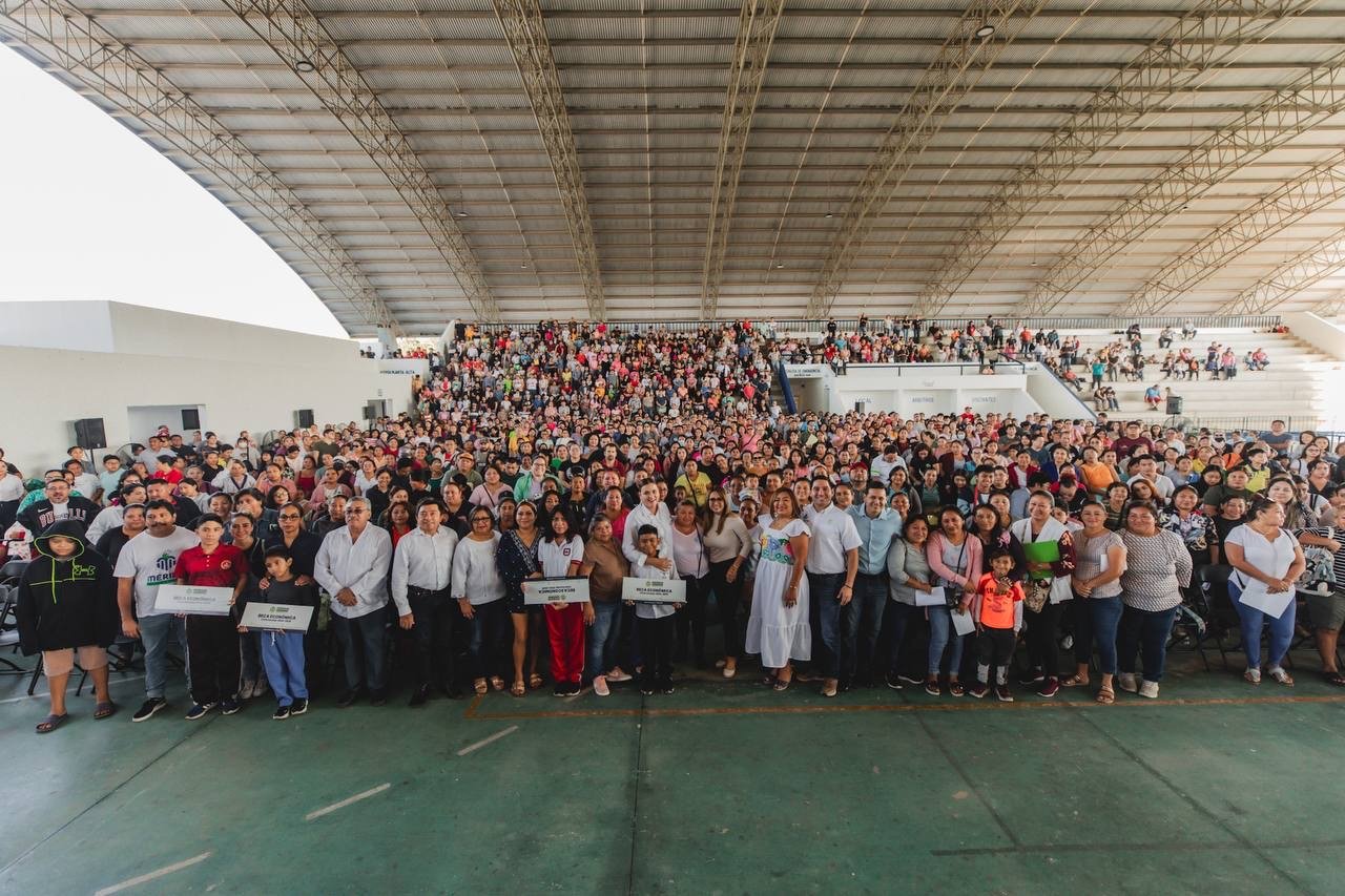 Cecilia Patrón entrega becas a estudiantes de primarias y secundarias.