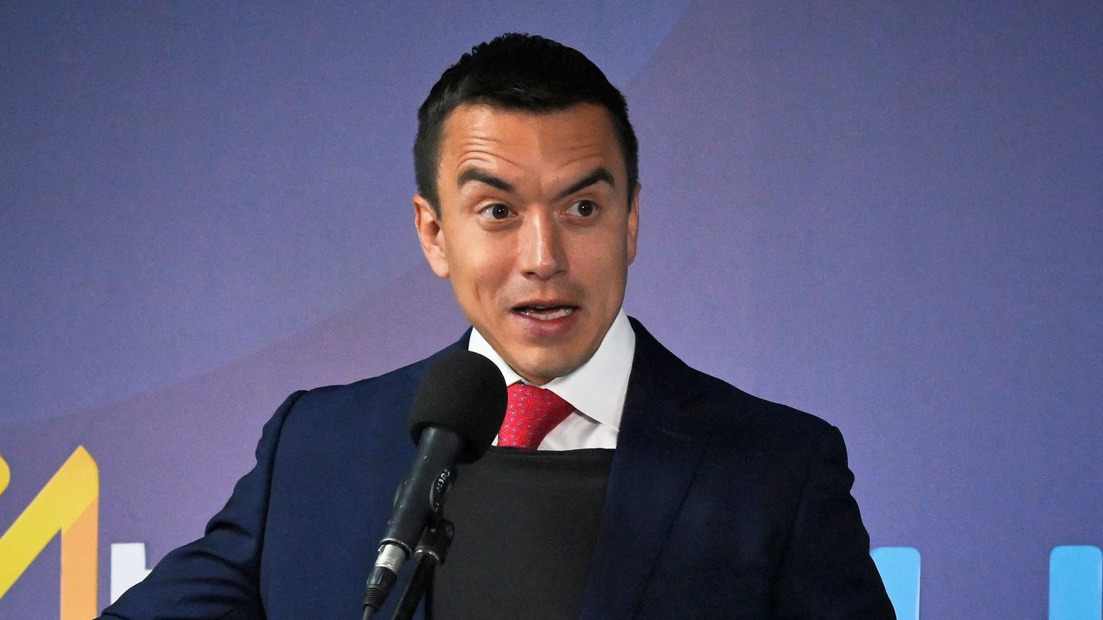 Noboa echa a la fuerza a su vicepresidenta y tiene el camino libre para hacer campaña en 2025