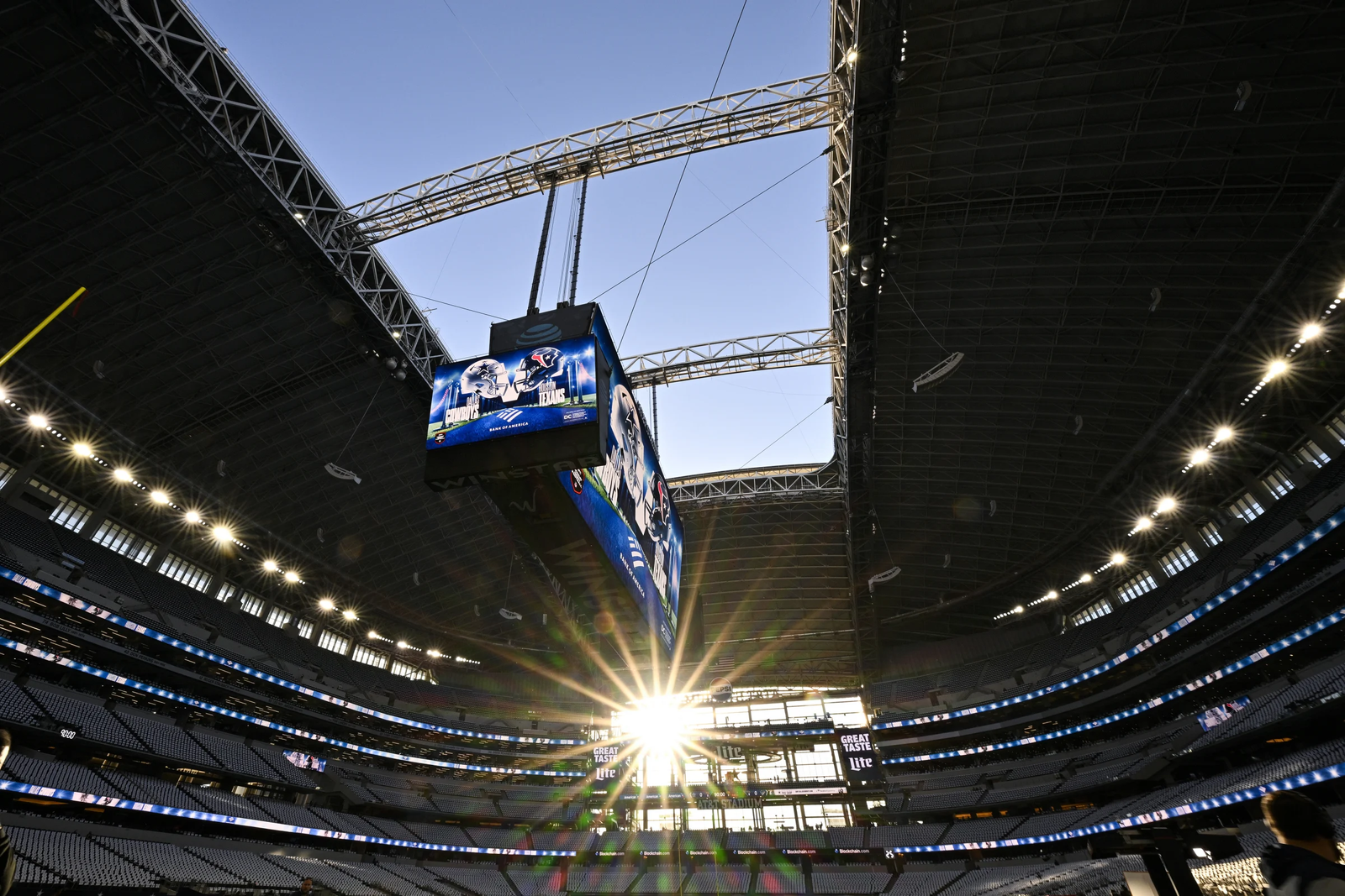 Incidente en el estadio AT&amp;T: Parte del techo Cae durante la apertura retráctil antes del juego Cowboys vs. Houston