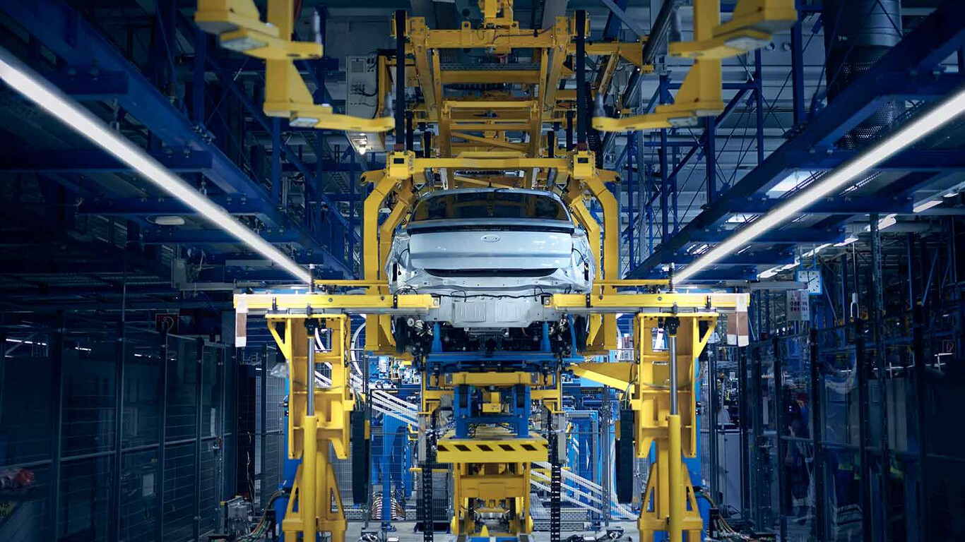 Ford se reestructura en Europa: despidos masivos y pausa en la producción de eléctricos